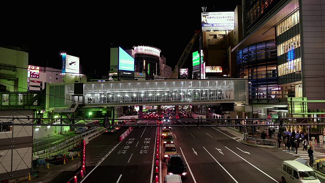 日本东京涩谷夜间的交通状况视频素材