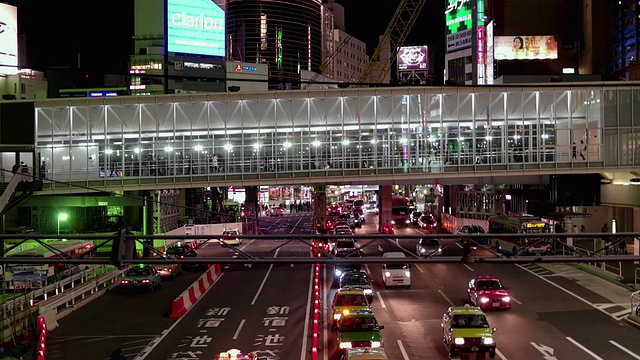 日本东京涩谷夜间的交通状况视频素材