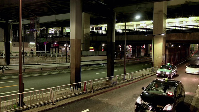 日本东京涩谷夜间的交通状况视频素材