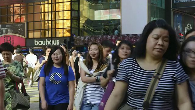 在中国香港的十字路口，偶尔会有人群从人行道上走过视频素材