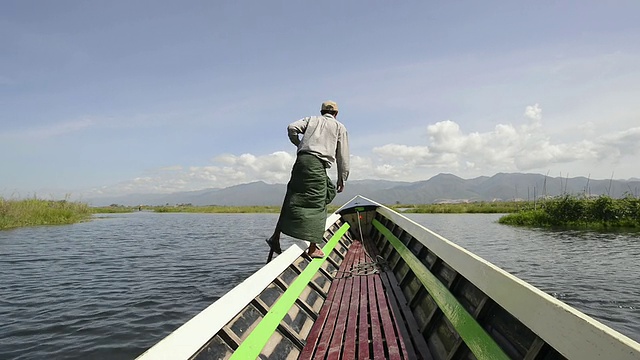 MS View of Leg rowing boat man / nyanggshwe，掸邦，缅甸视频素材