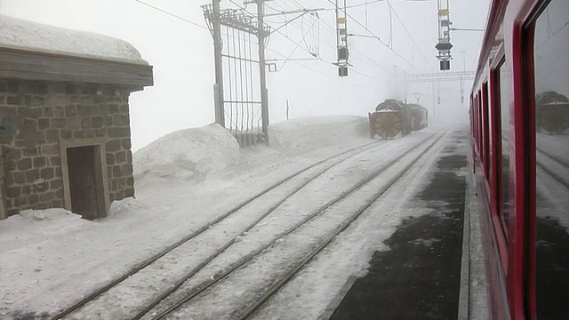 在Ospizio Bernina的Rhaetian铁路轮式扫雪机Xrotd 9213视频素材