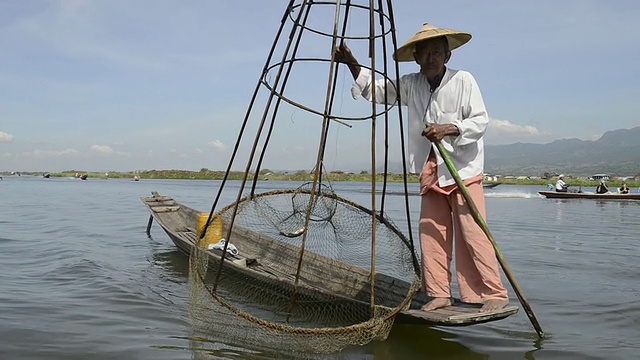 缅甸掸邦nyaunshwe Intha渔民腿部划船图片视频素材