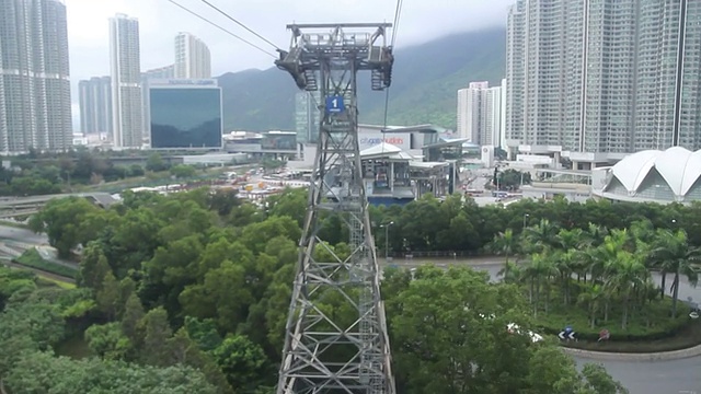 缆车在空中行驶，开往车站。视频素材