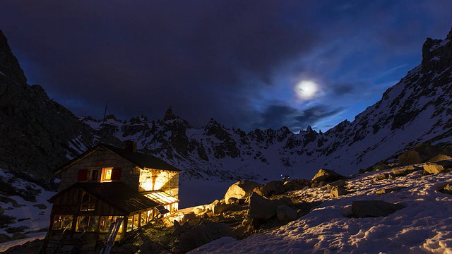 夜晚时光流逝的山上小屋视频素材