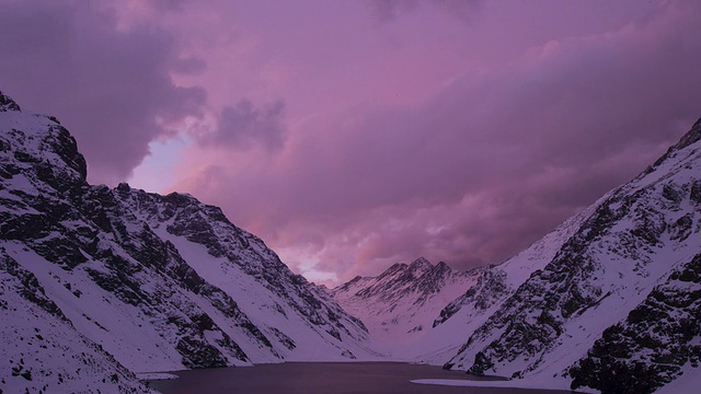 粉红色的日落时间流逝在雪山和湖泊视频素材