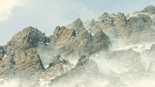 暴风雪吹过陡峭的山峰视频素材