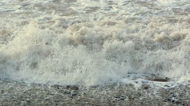 CU SLO MO海浪撞击卵石海岸的镜头视频素材