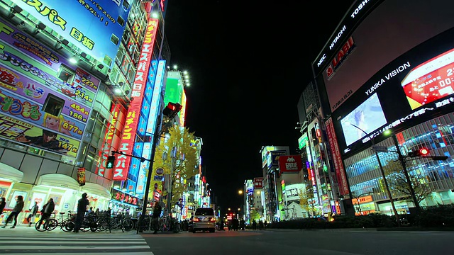 MS LA T/L拍摄于日本东京新宿夜晚拥挤的城市区域视频素材