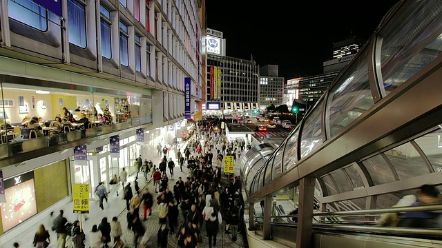 日本东京新宿桥上的行人照片视频素材