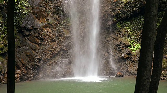 密林瀑布MS View of Secret Falls / Wailua，考艾岛，夏威夷，美国视频素材