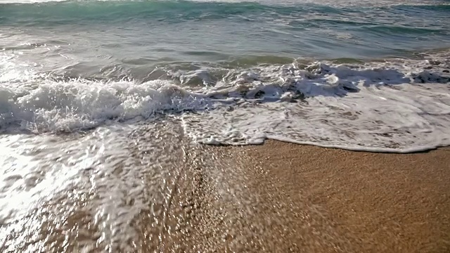 美国夏威夷考艾岛，海浪向沙滩/波利赫海滩袭来视频素材