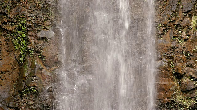 美国夏威夷考艾岛，神秘瀑布和岩壁的CU细节视频素材