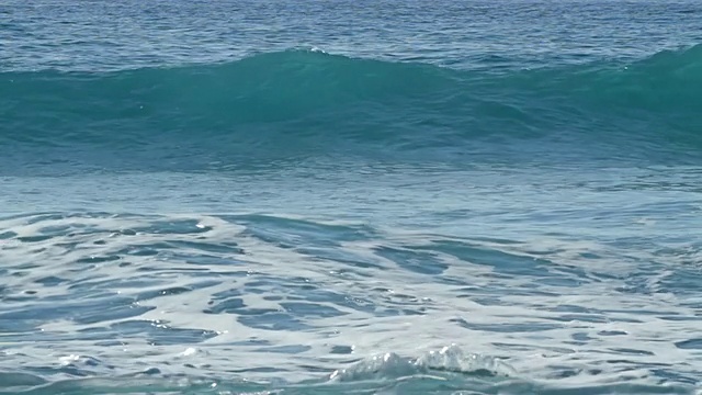 美国夏威夷考艾岛，海浪冲击着沙滩/波利赫海滩视频素材