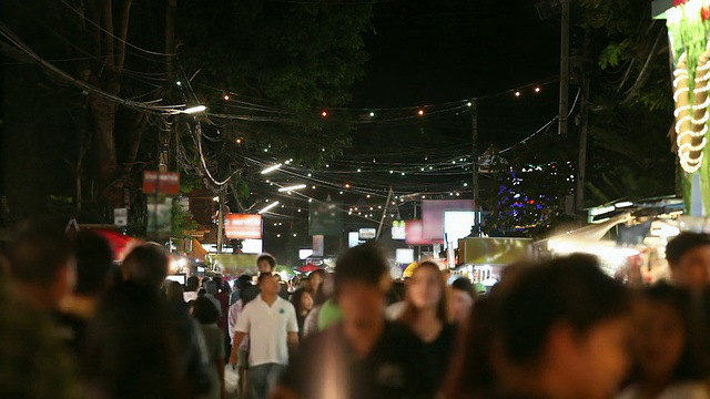 人们走在夜市上视频素材