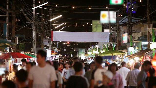 人们走在夜市上视频素材