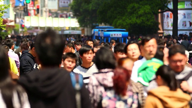 繁忙的购物街——中国上海视频素材