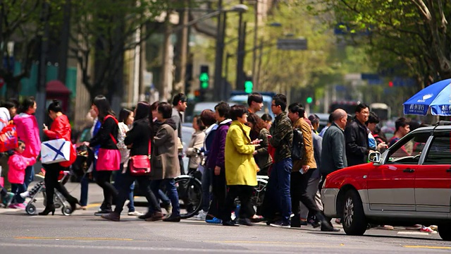 繁忙的道路和人行道-上海，中国视频素材