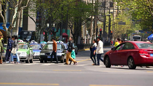 繁忙的道路和人行道-上海，中国视频素材