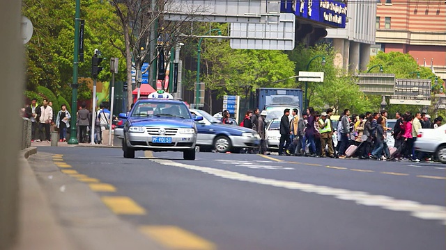 繁忙的道路和人行道-上海，中国视频素材