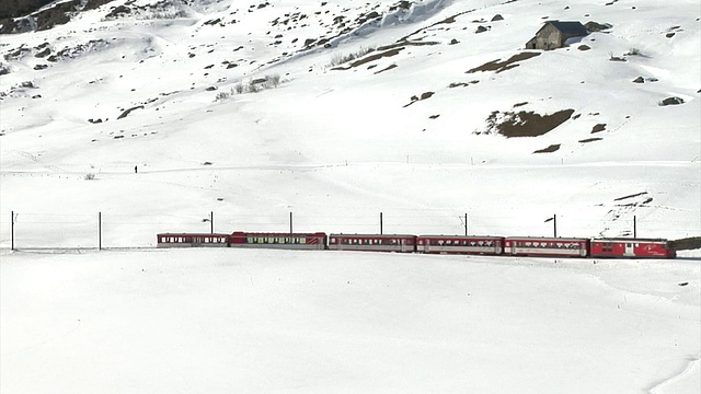 医院附近的Matterhorn Gotthard Bahn列车视频素材