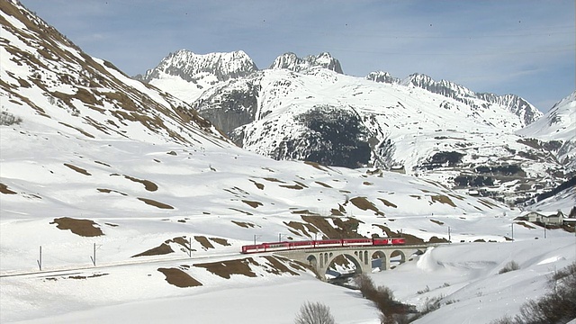 医院附近的Matterhorn Gotthard Bahn列车视频素材