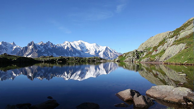 在法国阿尔卑斯山脉的Lac Blanc上空的寂静视频素材