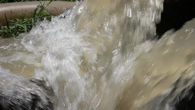 水流管道端部碰撞。视频素材