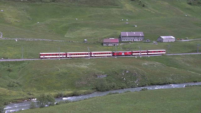 Matterhorn Gotthard Bahn (MGB)列车就在医院前视频素材