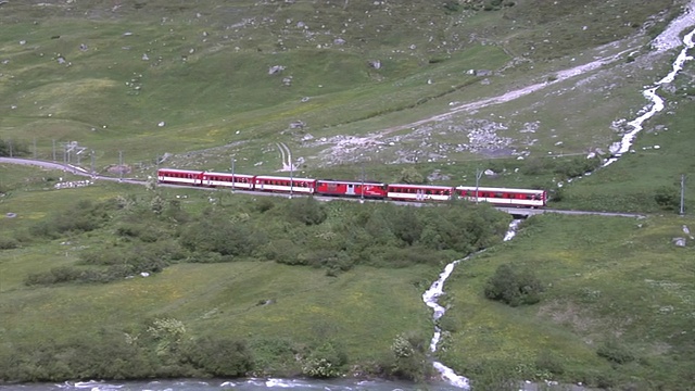 Matterhorn Gotthard Bahn (MGB)列车就在医院前视频素材