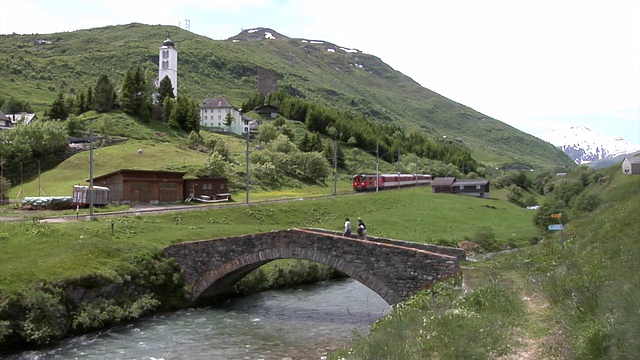 Matterhorn Gotthard Bahn (MGB)列车就在医院前视频素材