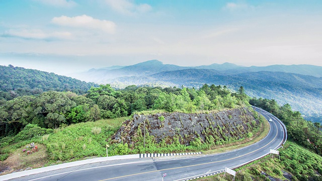 时间流逝的道路和山视频素材