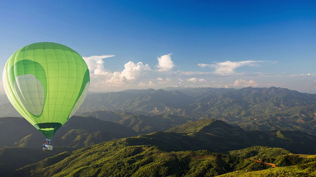 绿色的热气球飞过了山视频素材