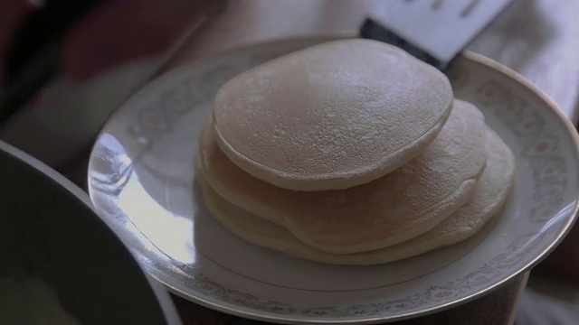 在电炉上做煎饼。视频素材