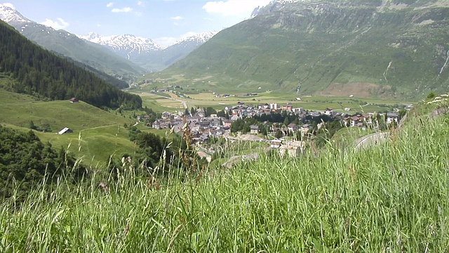 从Andermatt从Oberalp隘路的观点视频素材