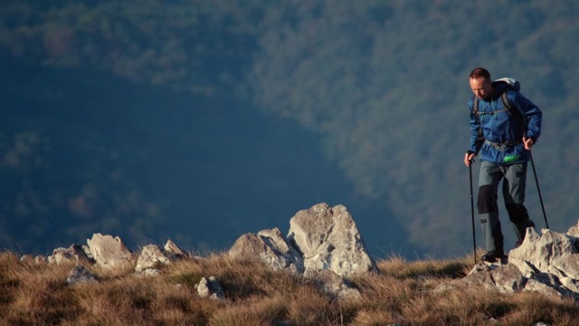 徒步旅行者爬上山欣赏风景视频素材