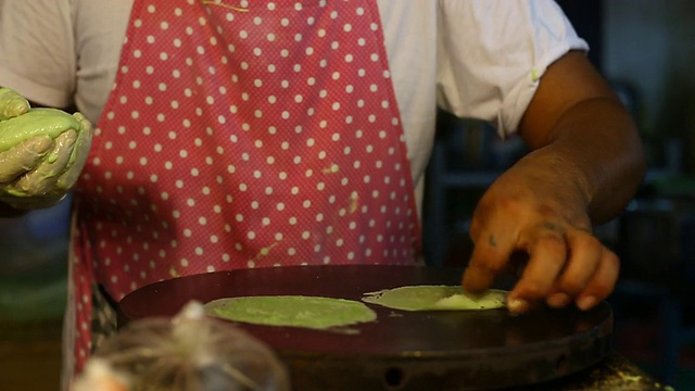 泰国棉花糖煎饼，Roti Saimai(棉花糖)是泰国风格的棉花糖。视频素材