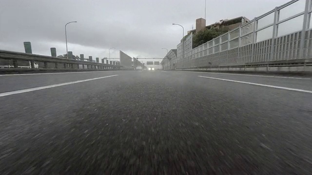 汽车驾驶在雨天- 4K -后视图视频素材