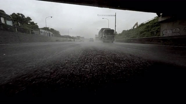 汽车驾驶在雨天- 4K -后视图视频素材