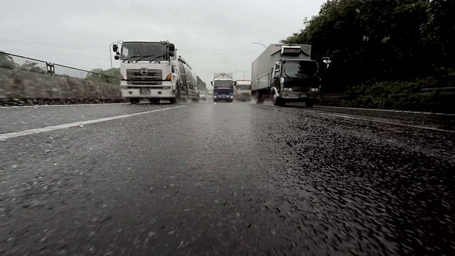 汽车驾驶在雨天- 4K -后视图视频素材