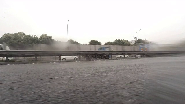 汽车驾驶在雨天-侧视图- 4K视频素材