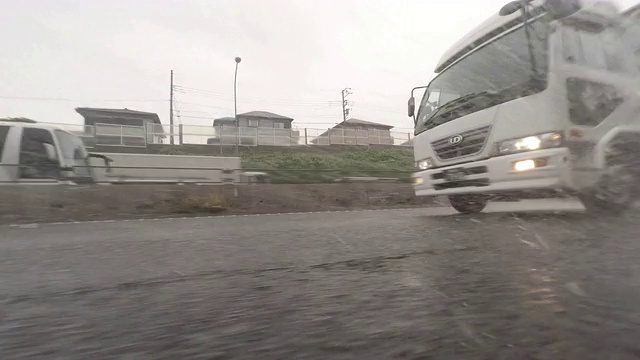 汽车驾驶在雨天-侧视图- 4K视频素材