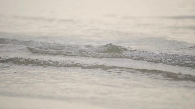 沙滩上的无缝海浪。视频素材