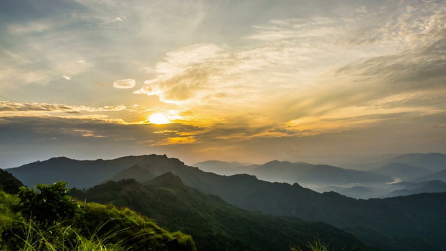 早晨太阳从山上升起视频素材