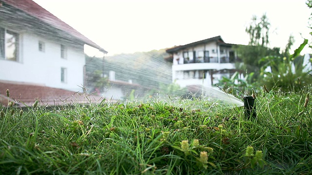 草坪洒水装置视频素材