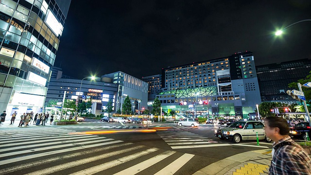 日本京都，人们在夜晚穿过十字路口视频素材