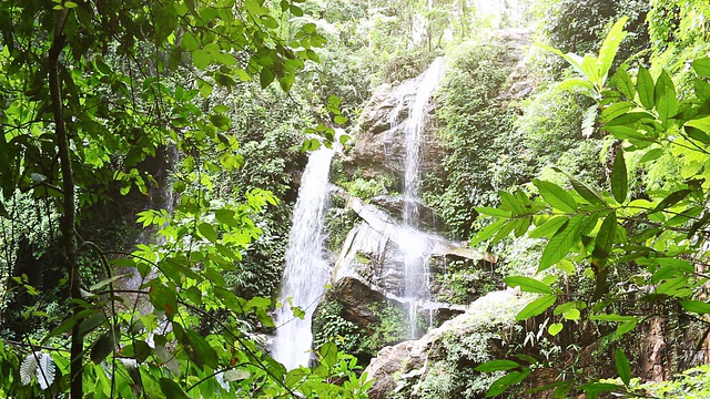 多莉在泰国北部国家公园的莫克法瀑布拍摄。视频素材