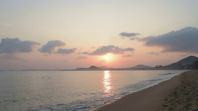 海滩上的日出视频素材