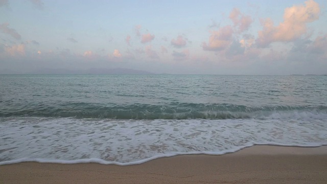 日出时海滩上有柔和的波浪视频素材