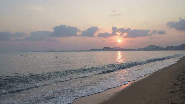 日出时海滩上有柔和的波浪视频素材